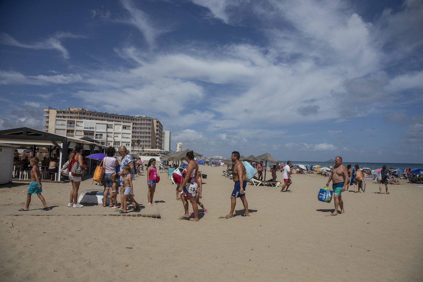 Fotos Los veraneantes inician la retirada de las playas de la Región